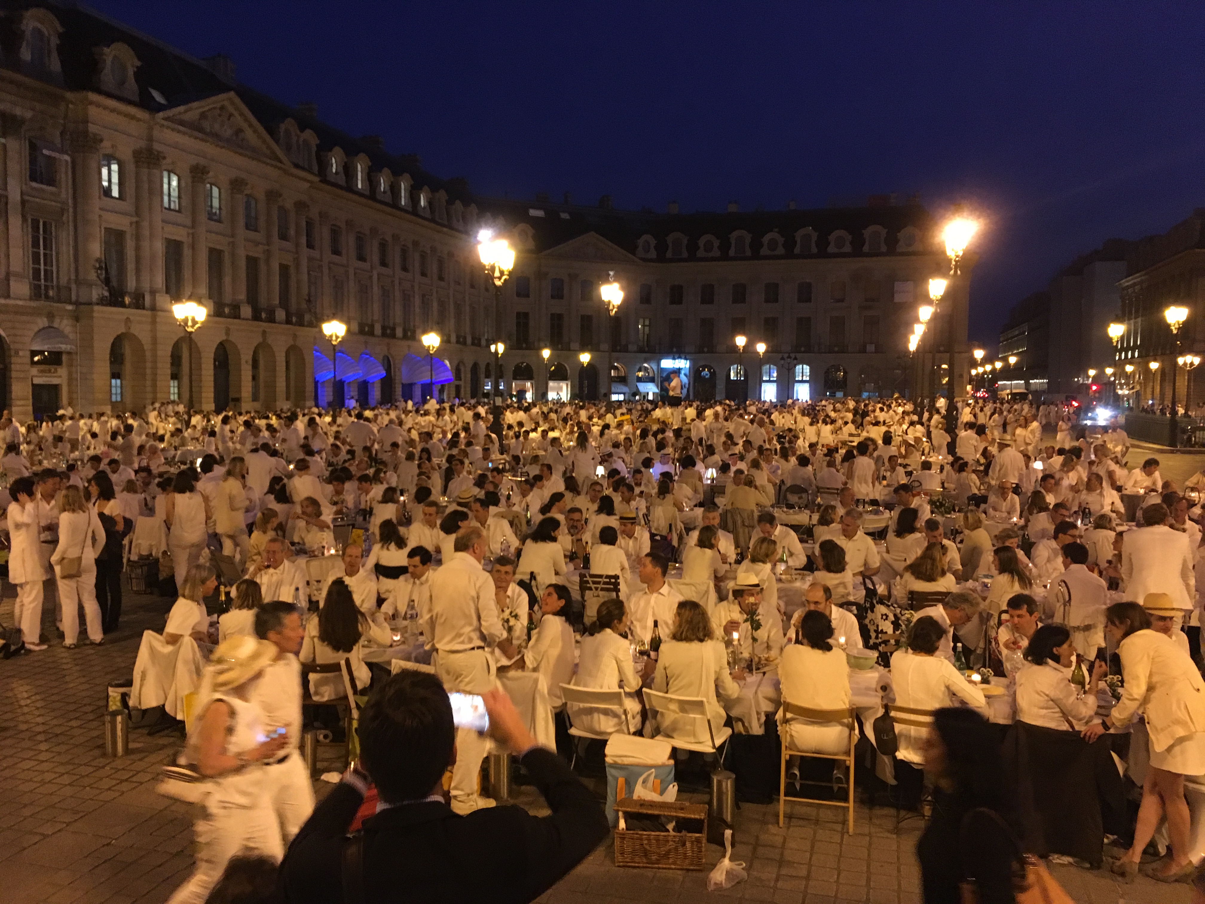 White Dinner Diner en Blanc Paris Parisian Art de Vivre French