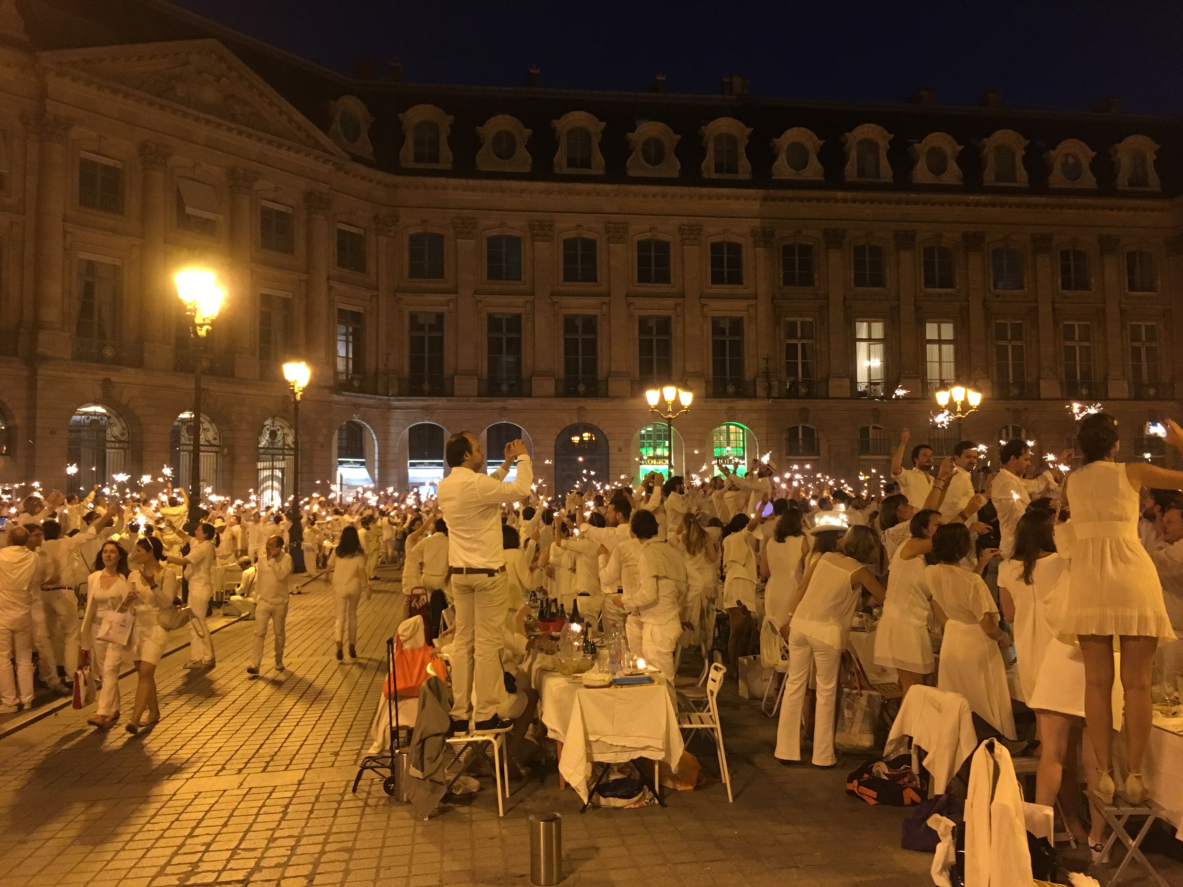 White Dinner Diner en Blanc Paris Parisian Art de Vivre French