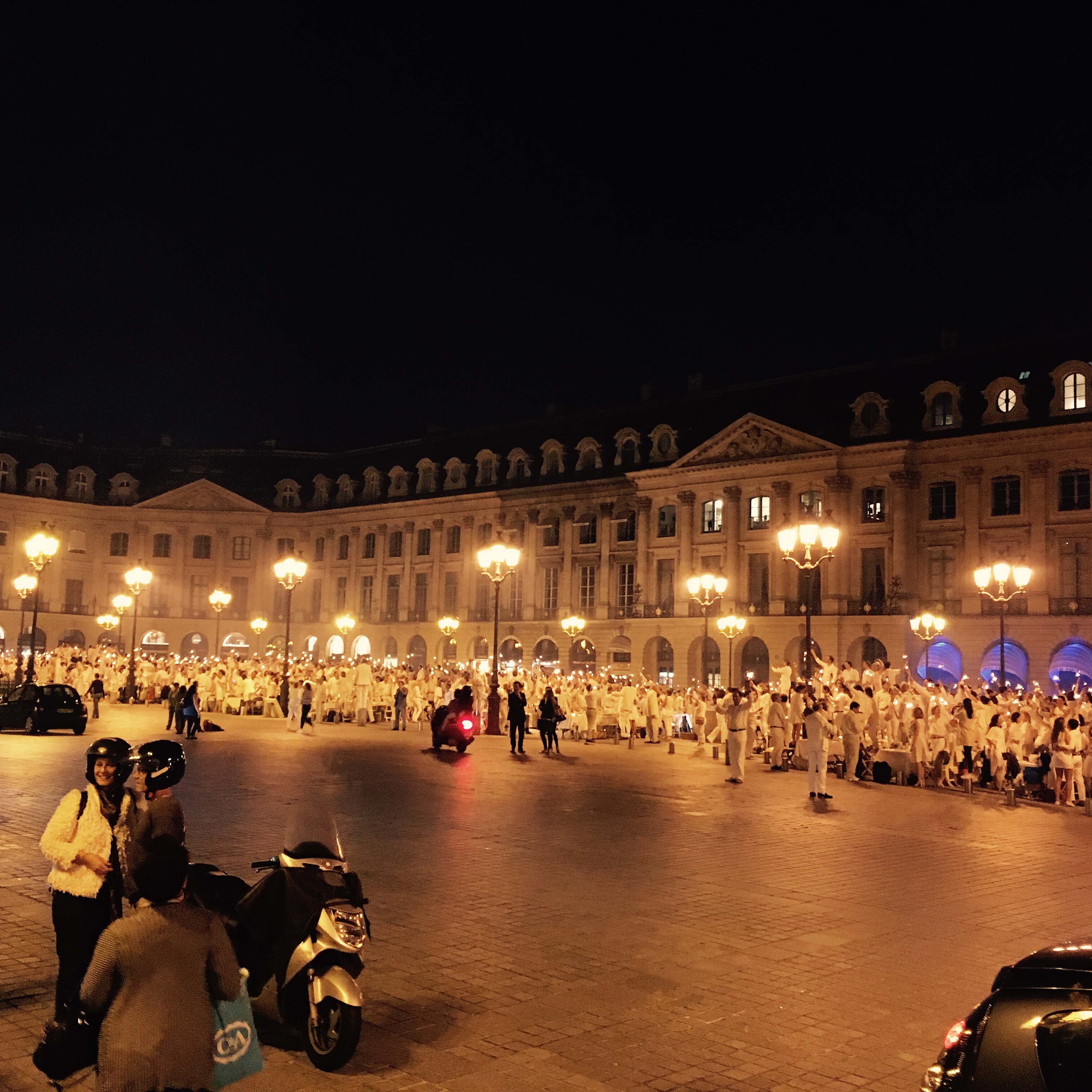 White Dinner Diner en Blanc Paris Parisian Art de Vivre French