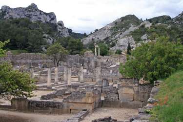 Saint-Rémy-de-Provence_-_Glanum_from_north_2