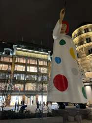 The gigantic Yayoi Kusama in front of the Louis Vuitton headquarters,  facing the Samaritaine 