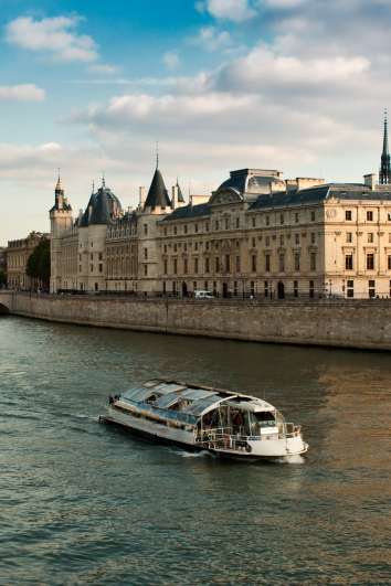 Bateau mouche sur la Seine et conciergerie