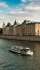 Bateau mouche sur la Seine et conciergerie