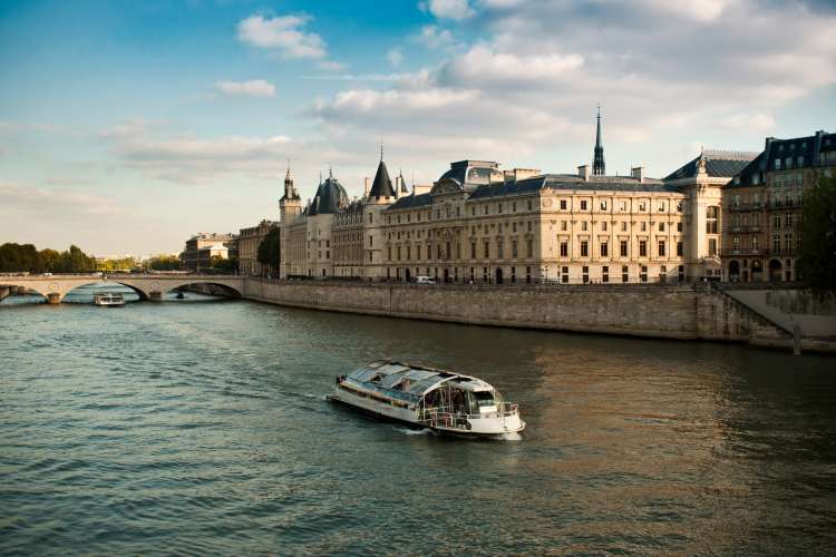 Bateau mouche sur la Seine et conciergerie