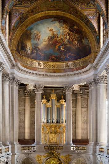 Interior of Versailles with a kind on a list and columns.