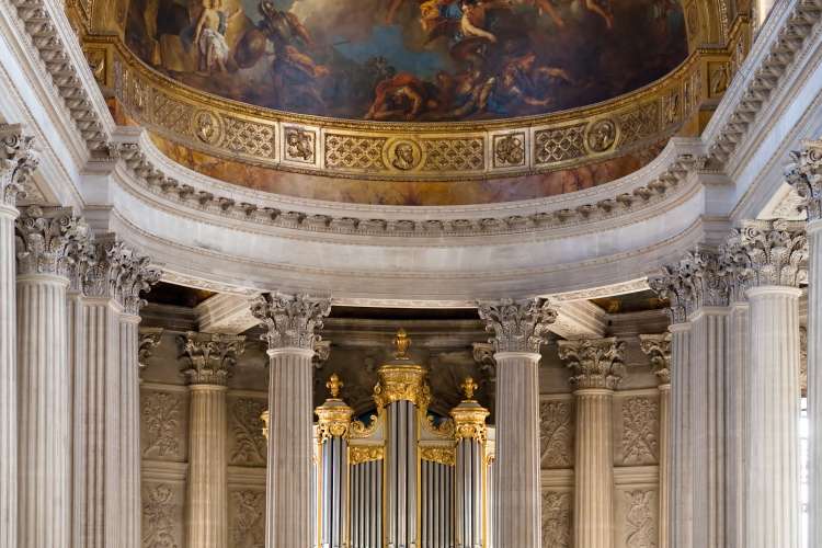 Interior of Versailles with a kind on a list and columns.