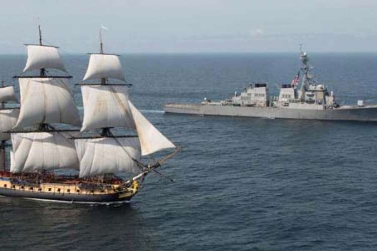 L’Hermione accueillie par un Destroyer Américain