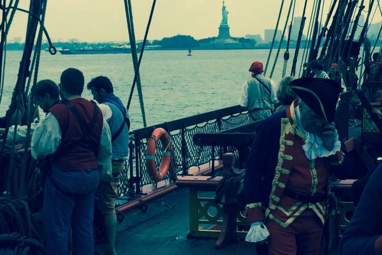 The Hermione arriving today in NYC : we could never imagine a so impressive contrast!