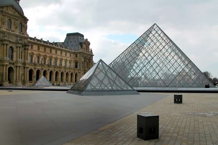 Paris-Louvre-museum-musée-pyramide-