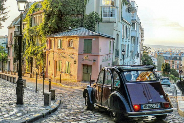 paris-montmartre-2cv