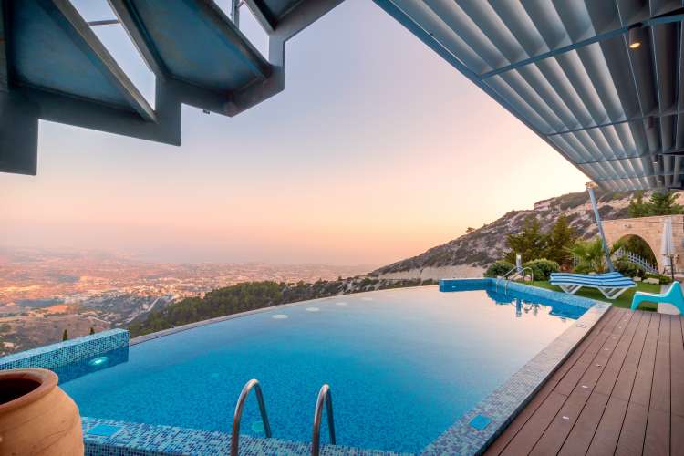 villa avec piscine et vue sur la mer